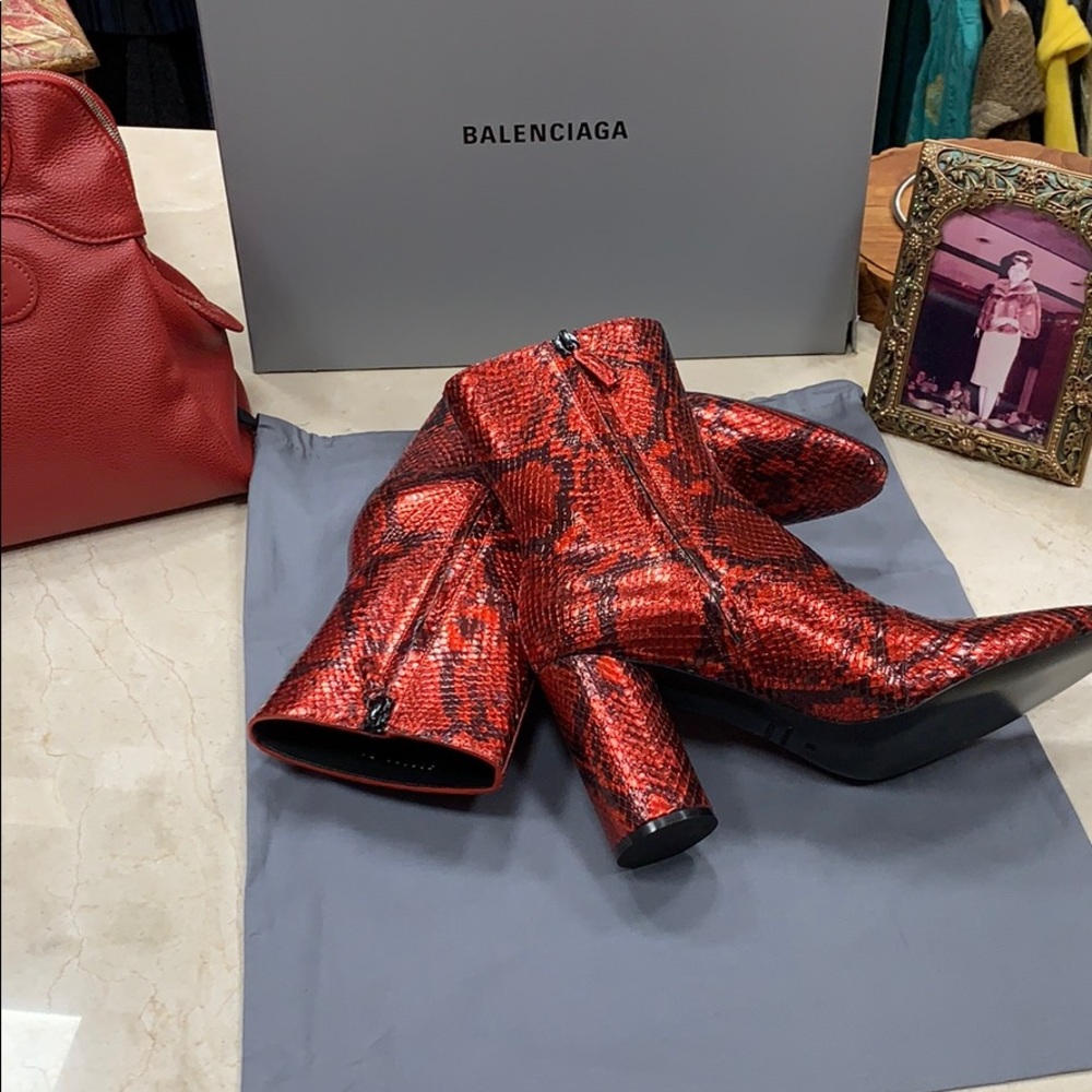 BALENCIAGA RED AND BLACK OVAL LEATHER SNAKESKIN BOOTIES ROUND HEEL SIZE 8.5 - Picture 9 of 10